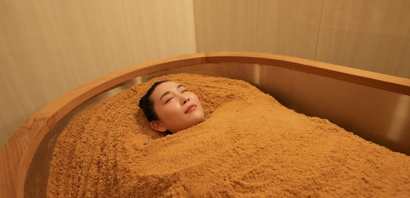Thermal wood bathing at En Hakkou Onnetsu Mokuyoku