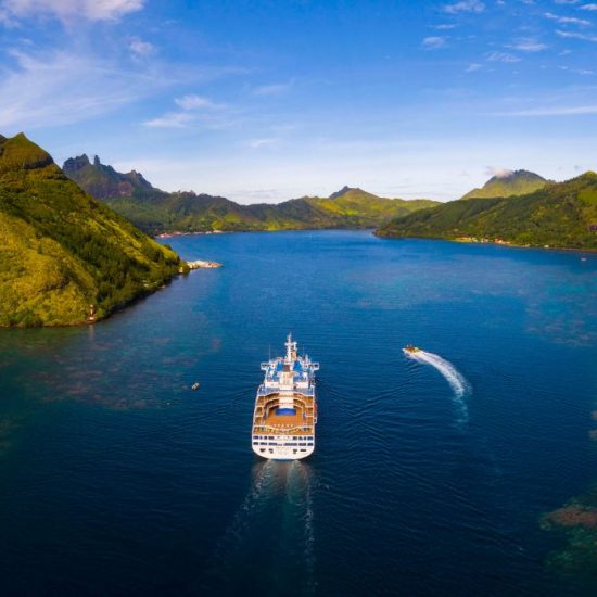 Aranui 5 at Rapa © Lionel Gouverneur