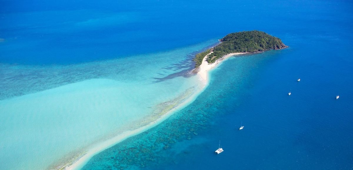 sailing in the whitsundays